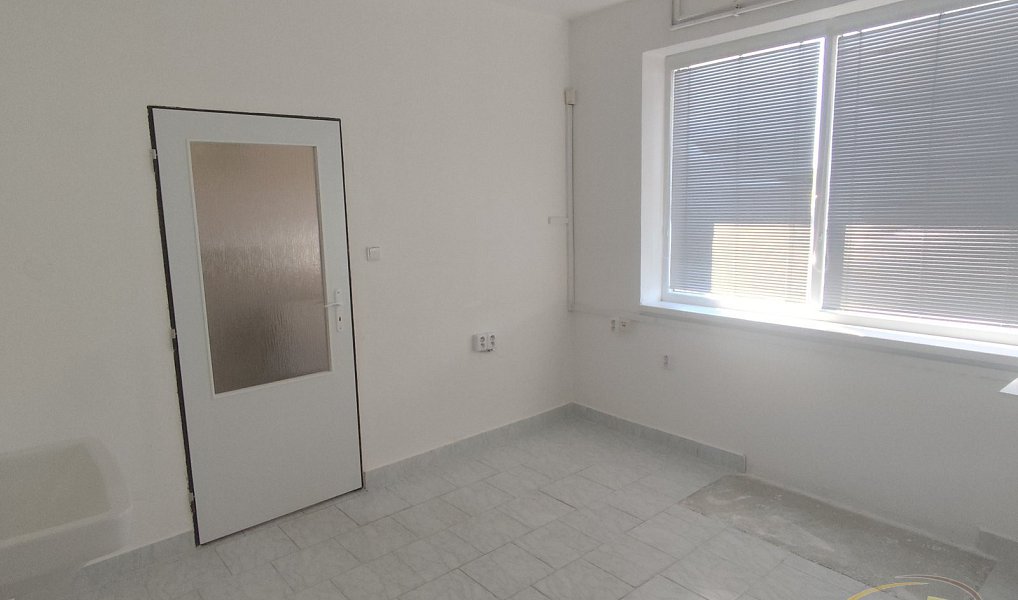 Pronájem obchodních prostor 14 m², Třeboň – náhled fotky 3