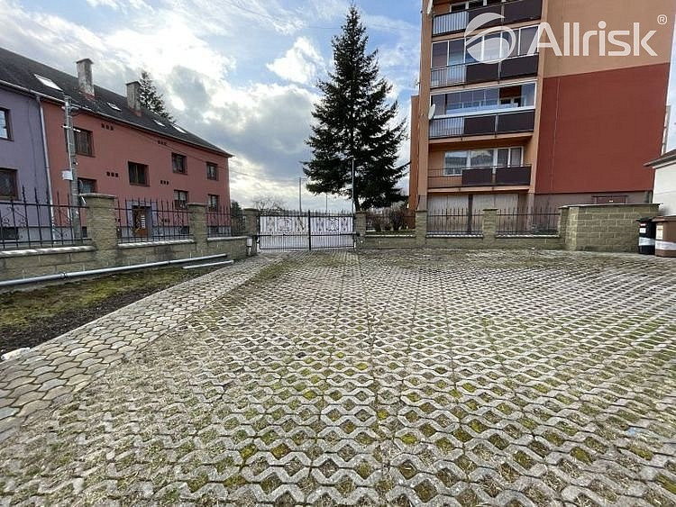 Pronájem garážového stání 12 m2, vítkov