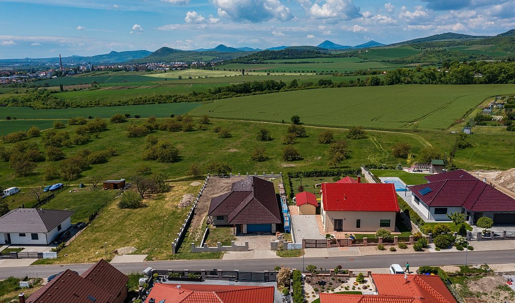 Prodej domu 182 m² s pozemkem 1 107 m², Trnovany – náhled fotky 2