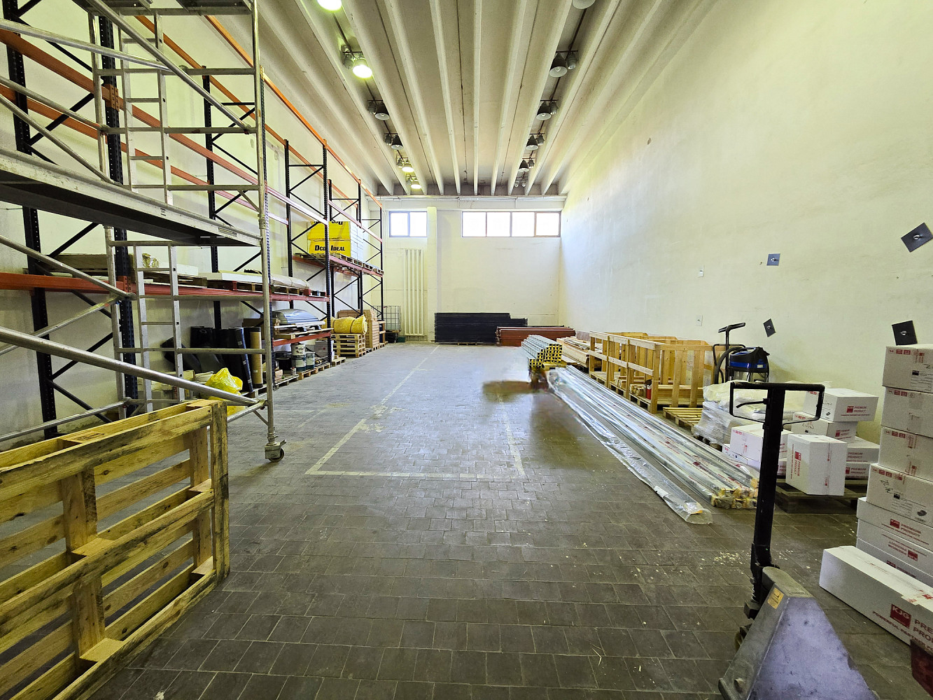 Pronájem skladovacích prostor 211 m²