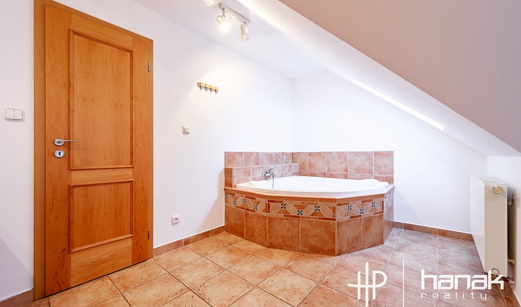 Prodej domu 259 m² s pozemkem 2 016 m², Strančice – náhled fotky 8