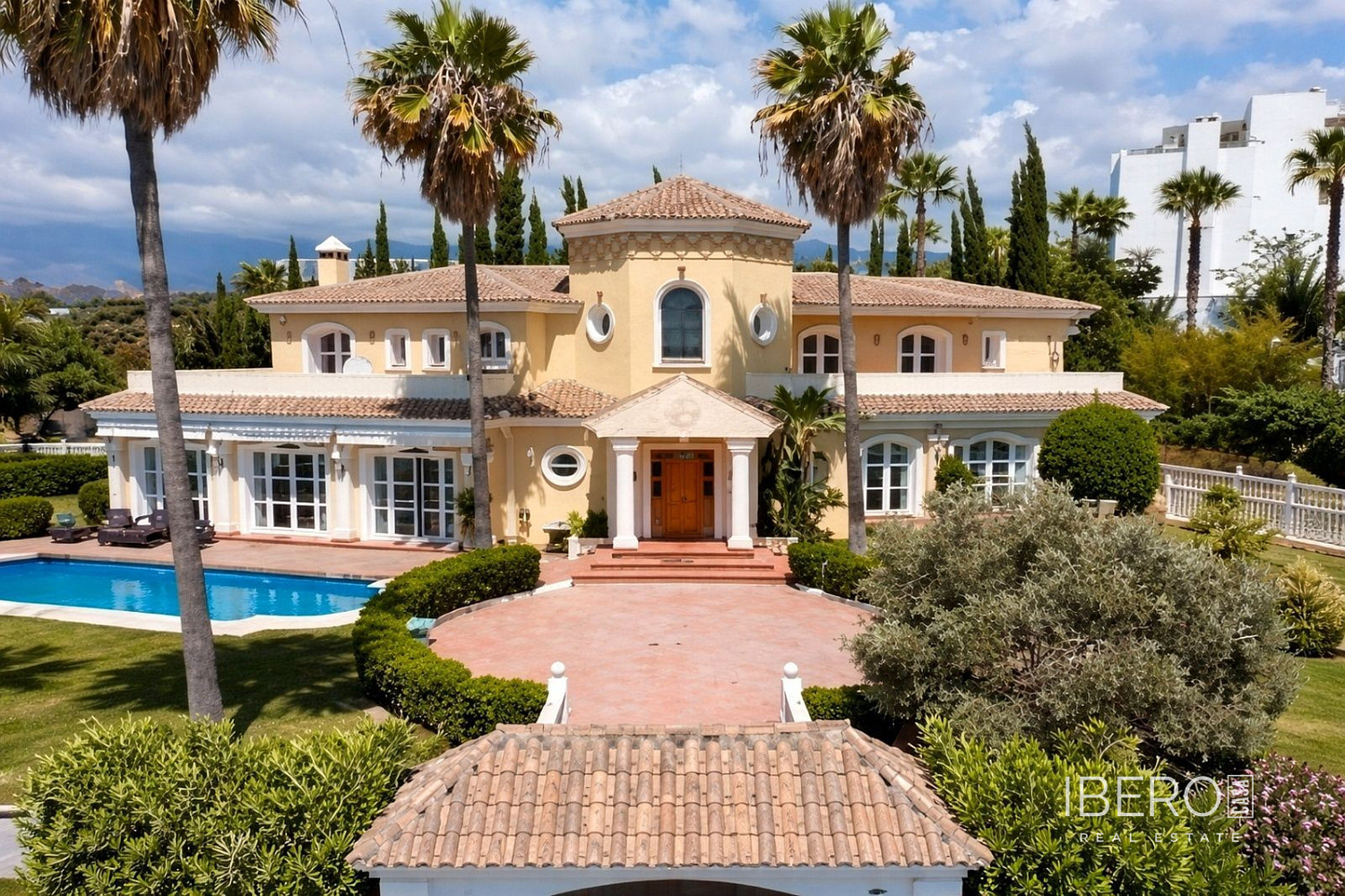 Prodej domu 697 m² s pozemkem 2 025 m²