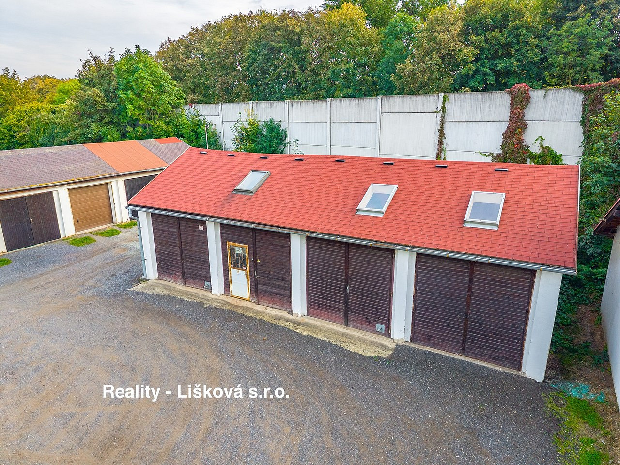 PRODEJ 4 PROPOJENÝCH GARÁŽÍ 120 m2 + KANCELÁŘ, ZÁZEMÍ A MANIPULAČNÍ PLOCHA BYSTŘANY – fotografie 4