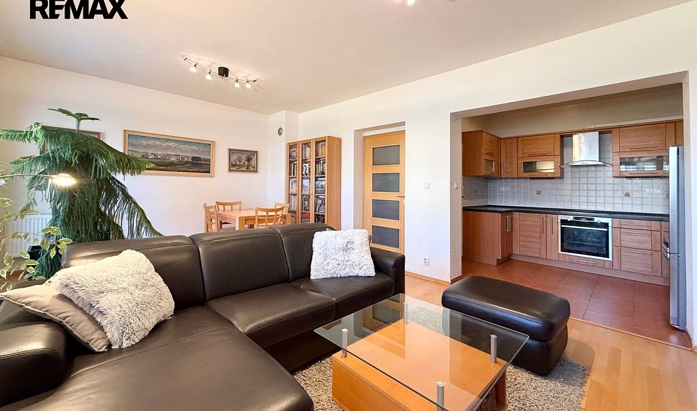 Prodej domu 320 m² s pozemkem 105 m², Praha – náhled fotky 2