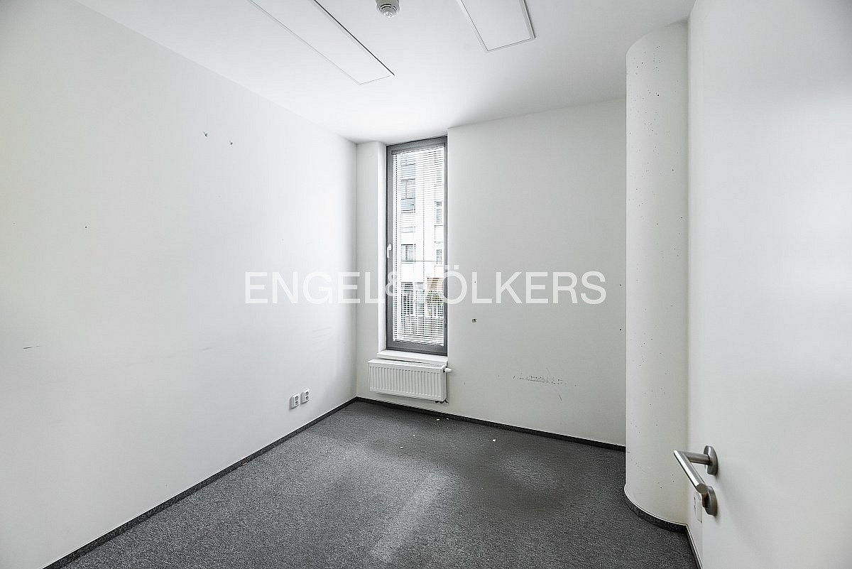 Pronájem kanceláře 152 m² – fotografie 3