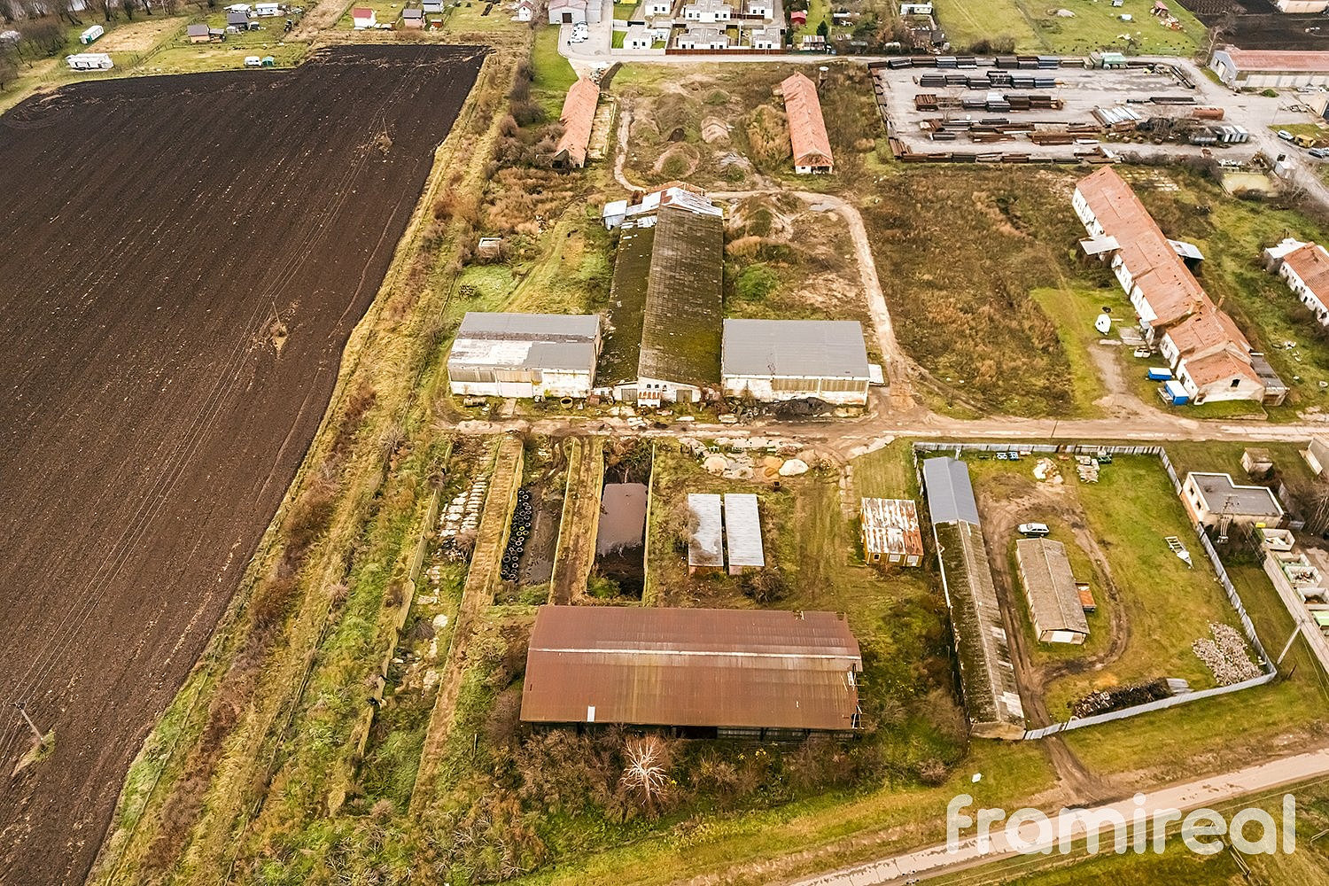 Prodej komerčního pozemku 2 465 m²