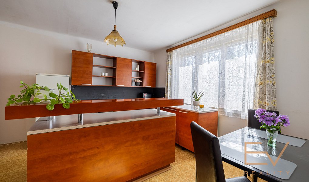 Prodej domu 216 m² s pozemkem 681 m², Nové Strašecí – fotka 1 z 17