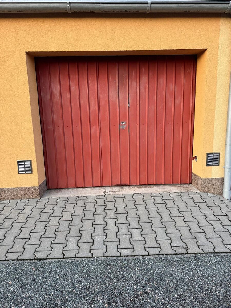 Řadová garáž v častolovicích