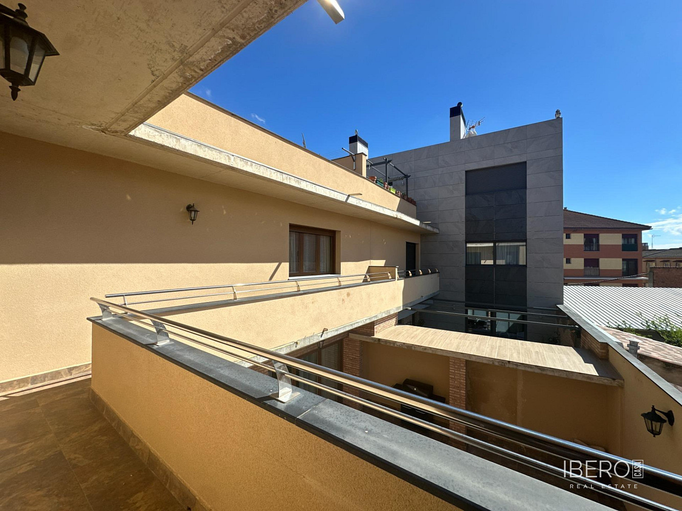 Prodej domu 328 m² s pozemkem 379 m² — photo 2
