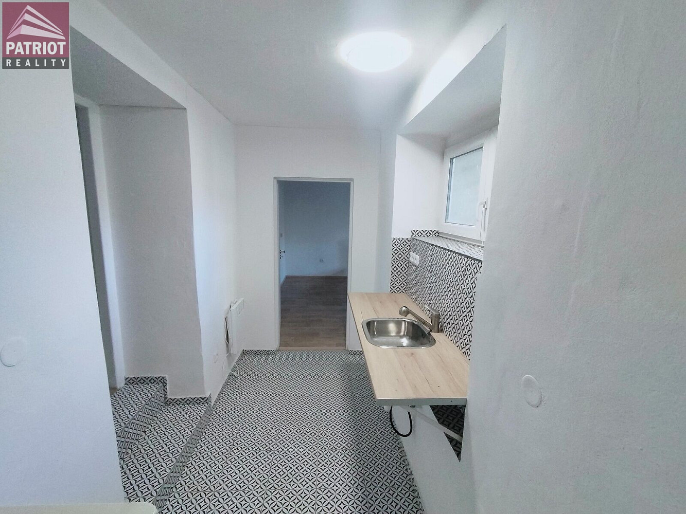 Pronájem bytu 1+kk 29 m² – fotografie 3