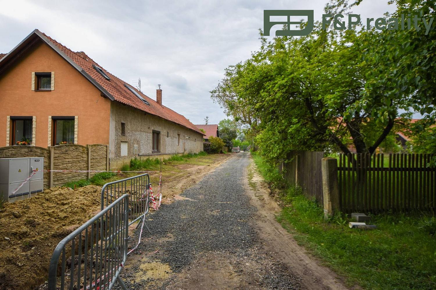 Prodej stavebního pozemku 995 m² – fotografie 3