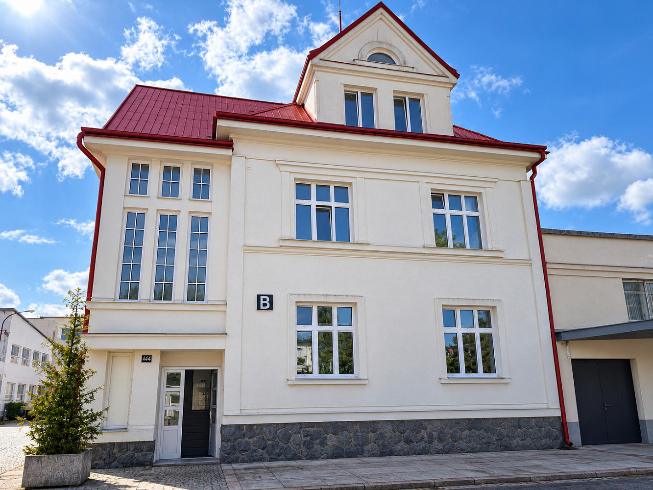 Prodej obchodních prostor 180 m² – fotografie 2