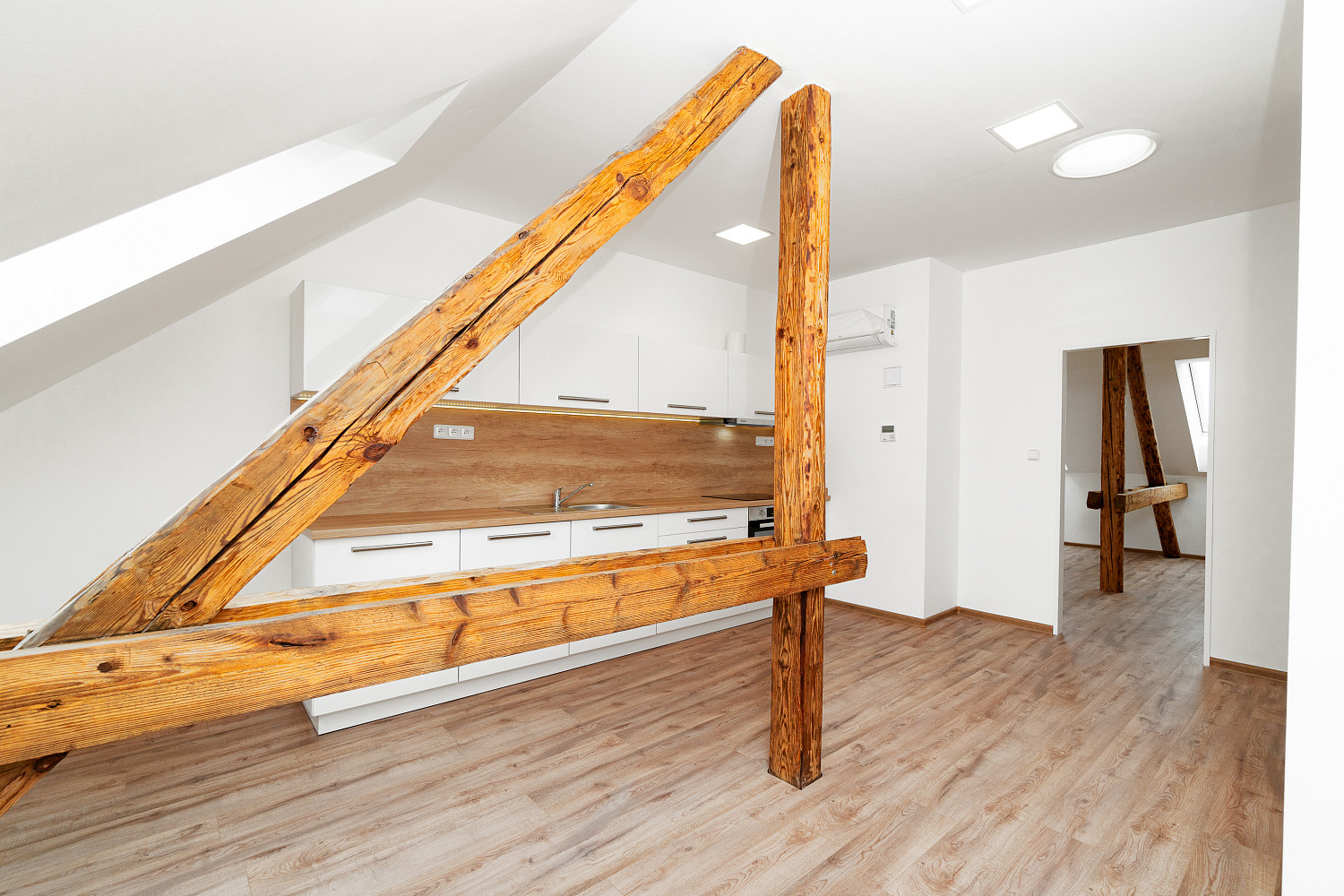 Pronájem bytu 3+kk 70 m² – pohled 2
