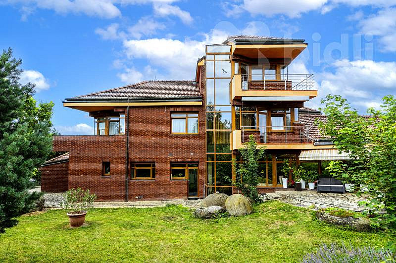 Prodej domu 1 250 m² s pozemkem 3 153 m²