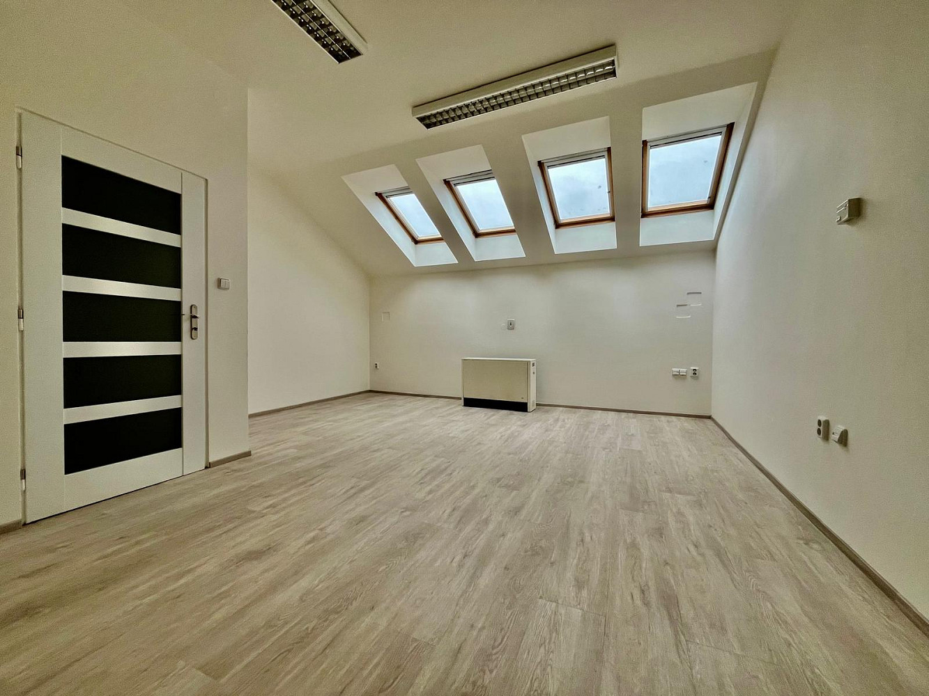 Pronájem kanceláře 75 m² – fotografie 2