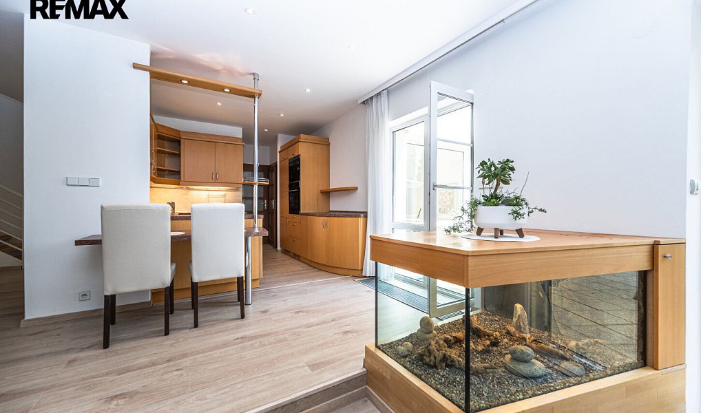 Pronájem domu 256 m² s pozemkem 222 m², Praha – náhled fotky 8