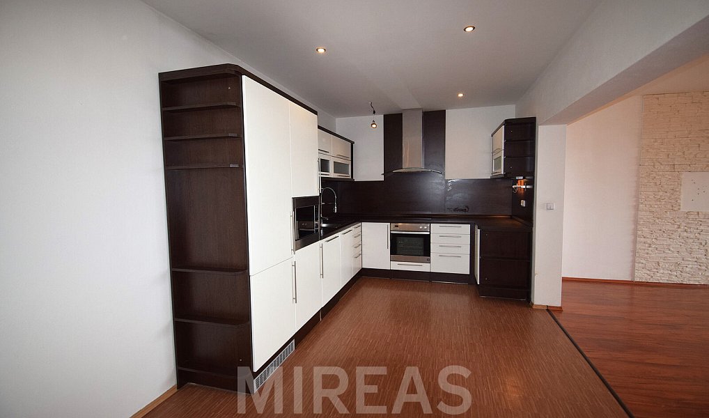 Pronájem bytu 3+kk 99 m², Milovice – náhled fotky 2