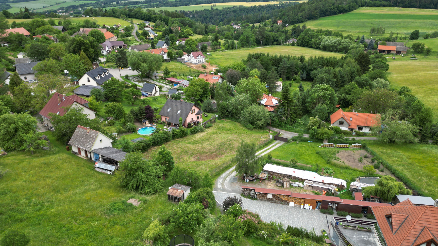 Prodej stavebního pozemku 1 135 m² – pohled 3