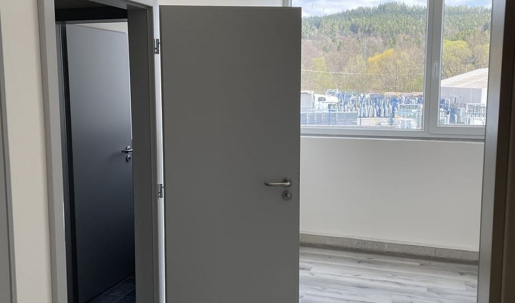 Pronájem výrobních prostor 1 500 m², Husinec – náhled fotky 7