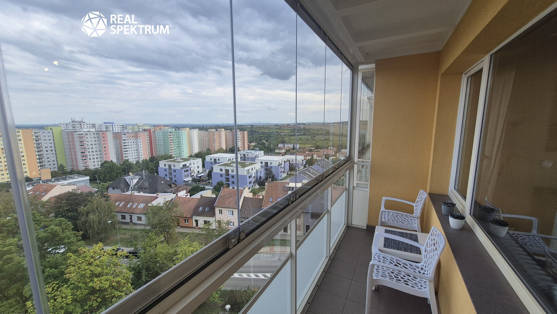 Pronájem bytu 1+kk 28 m² – fotografie 3