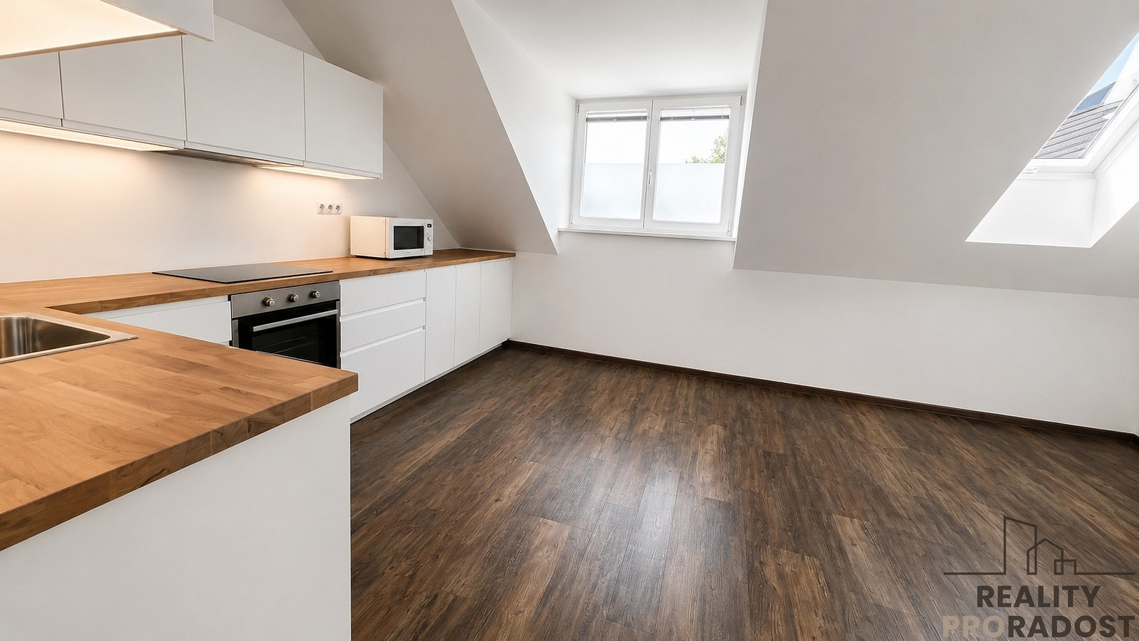 Pronájem domu 180 m² s pozemkem 1 m²