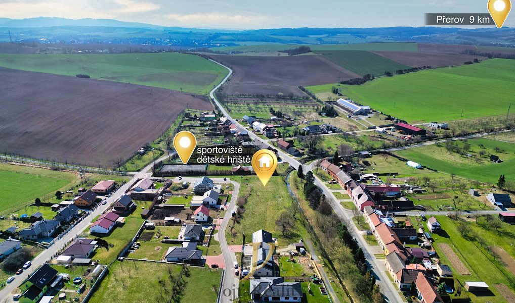 Prodej stavebního pozemku 1 376 m², Hradčany – náhled fotky 3