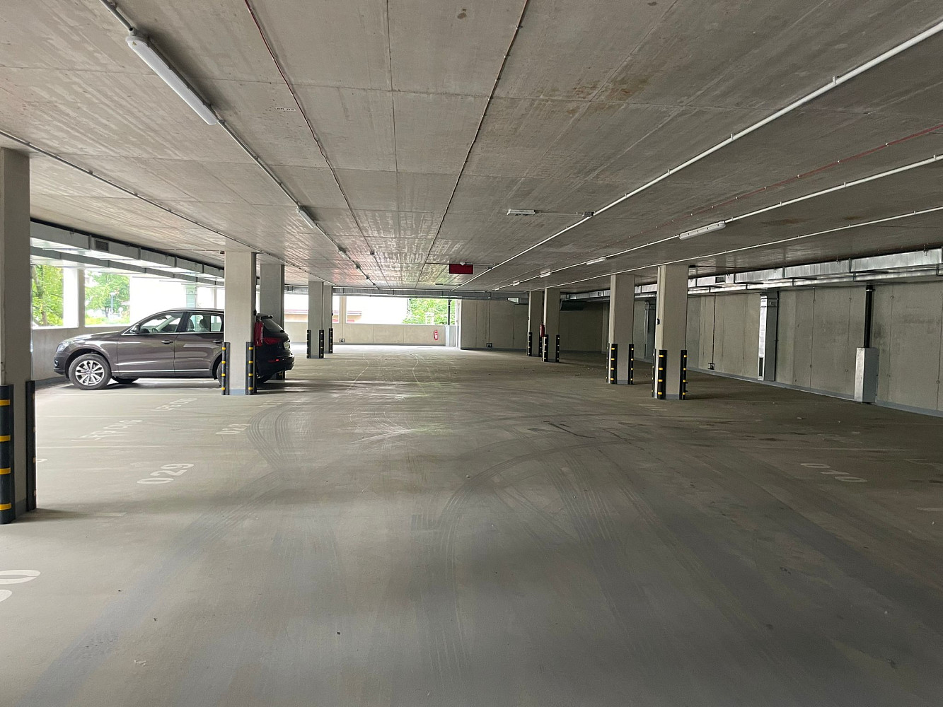Pronájem - široké garážové/parkovací stání 18m2, parkovací dům prokopka, zelené předměstí, pardubice — photo 5