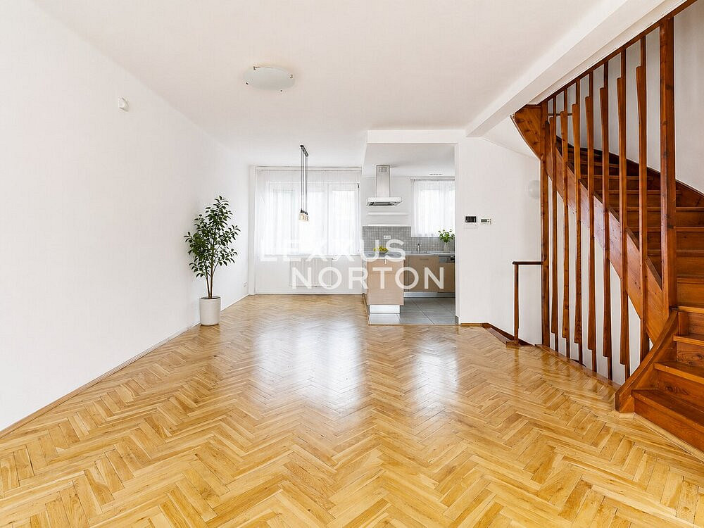 Pronájem domu 172 m² s pozemkem 295 m² — photo 2