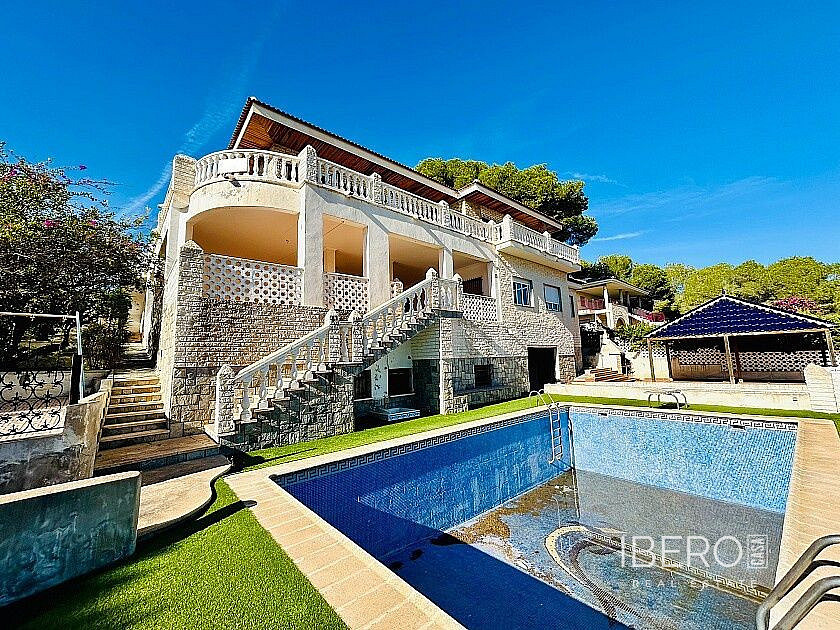 Prodej domu 800 m² s pozemkem 1 050 m²