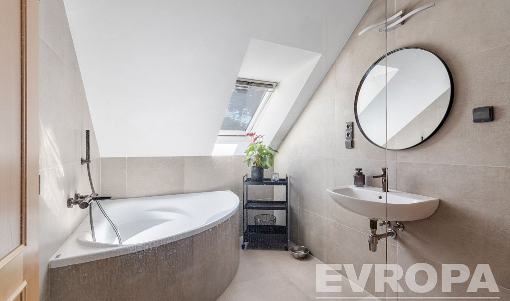 Prodej domu 225 m² s pozemkem 1 197 m², Hybrálec – náhled fotky 12