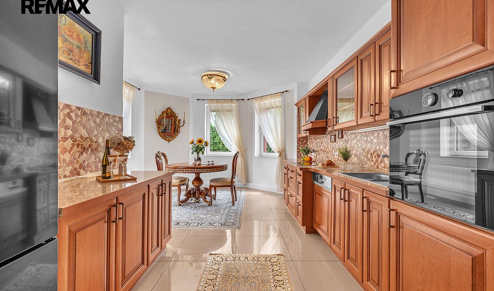 Prodej domu 285 m² s pozemkem 968 m², Šestajovice – náhled fotky 2