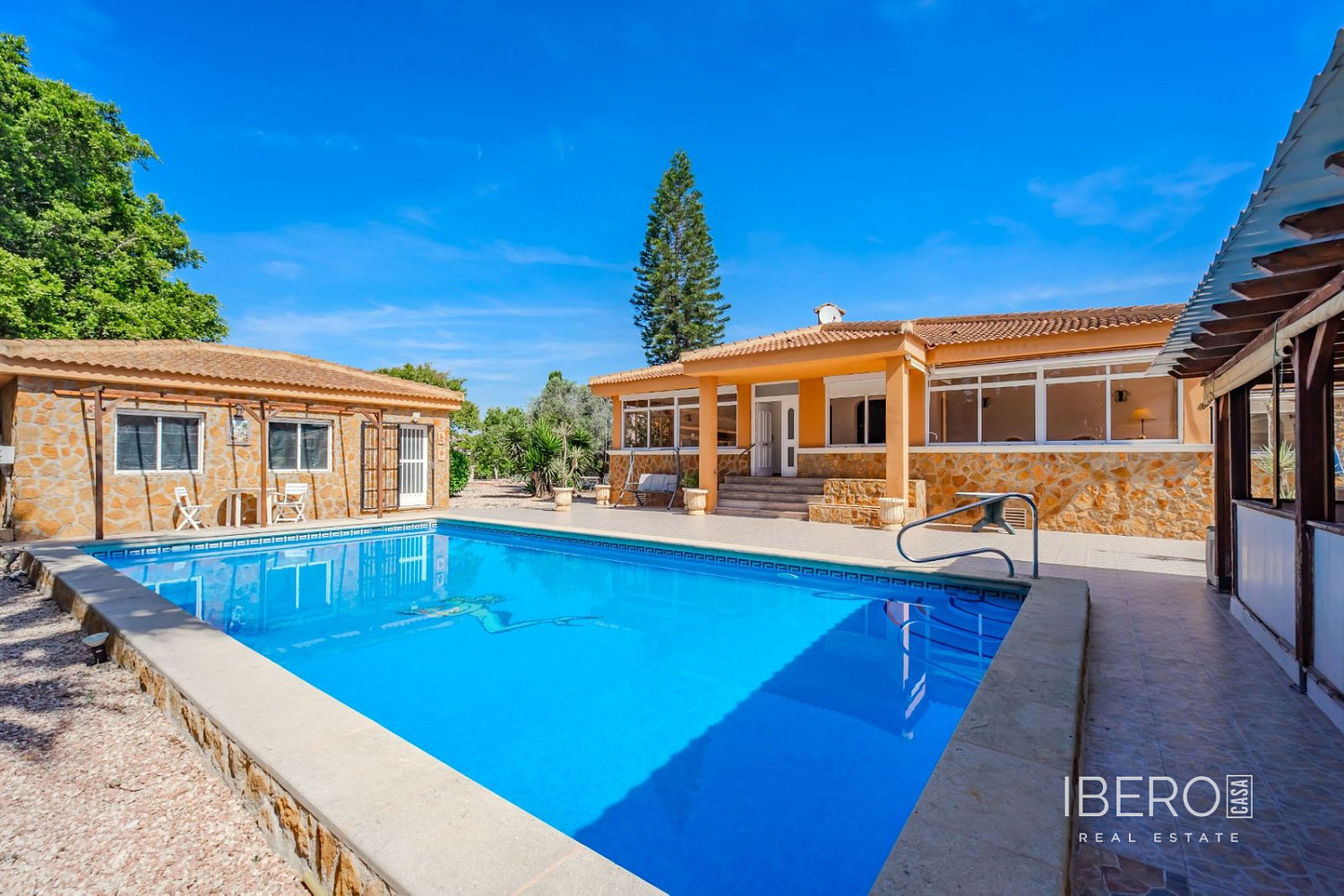 Prodej domu 195 m² s pozemkem 2 156 m²
