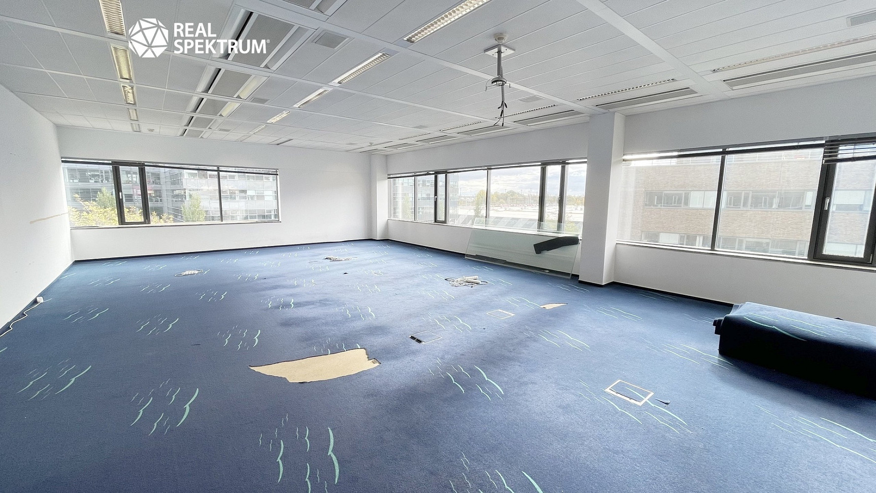 Pronájem kanceláře 421 m²