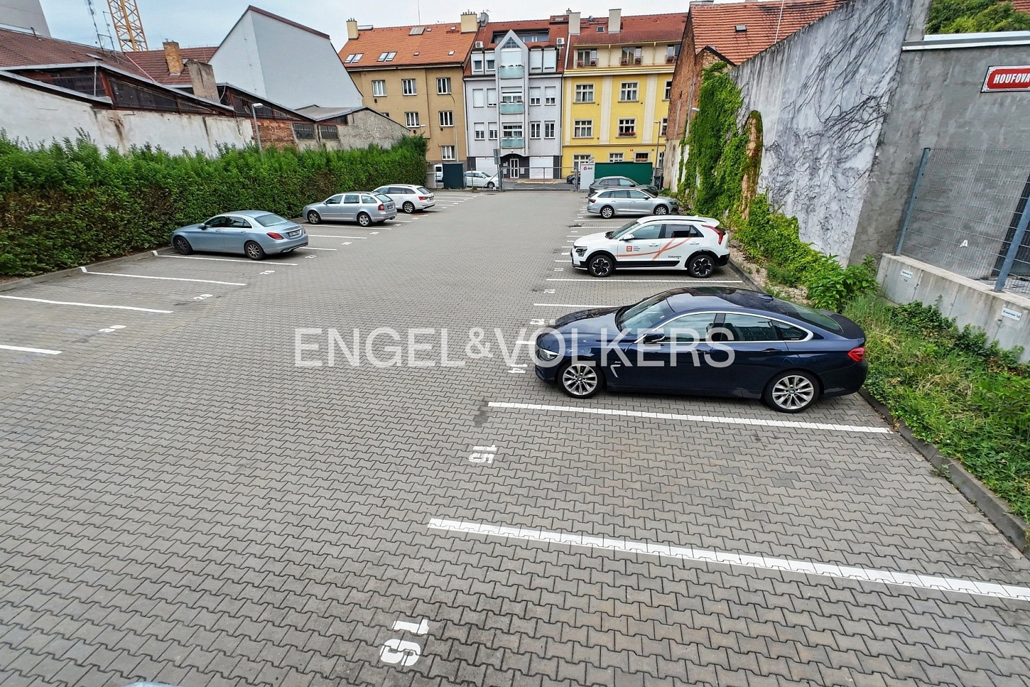 Parkoviště vedle čezu - (bb centrum vyskočilova) — photo 2