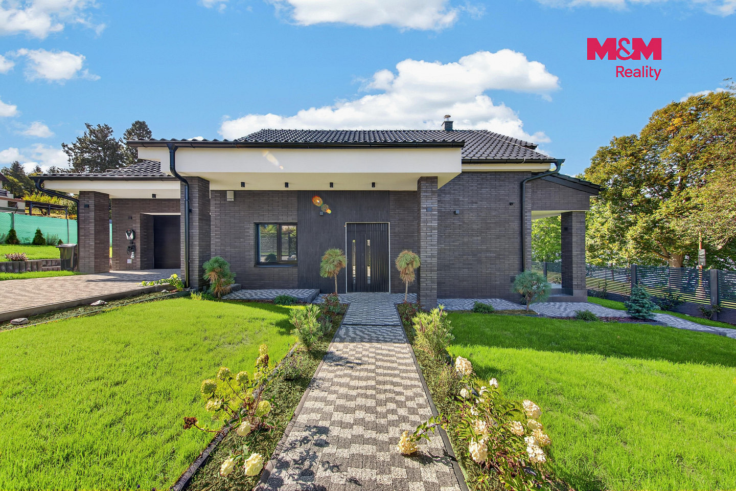 Prodej domu 249 m² s pozemkem 602 m² – fotografie 2