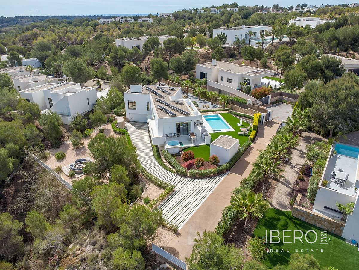 Prodej domu 238 m² s pozemkem 1 705 m²