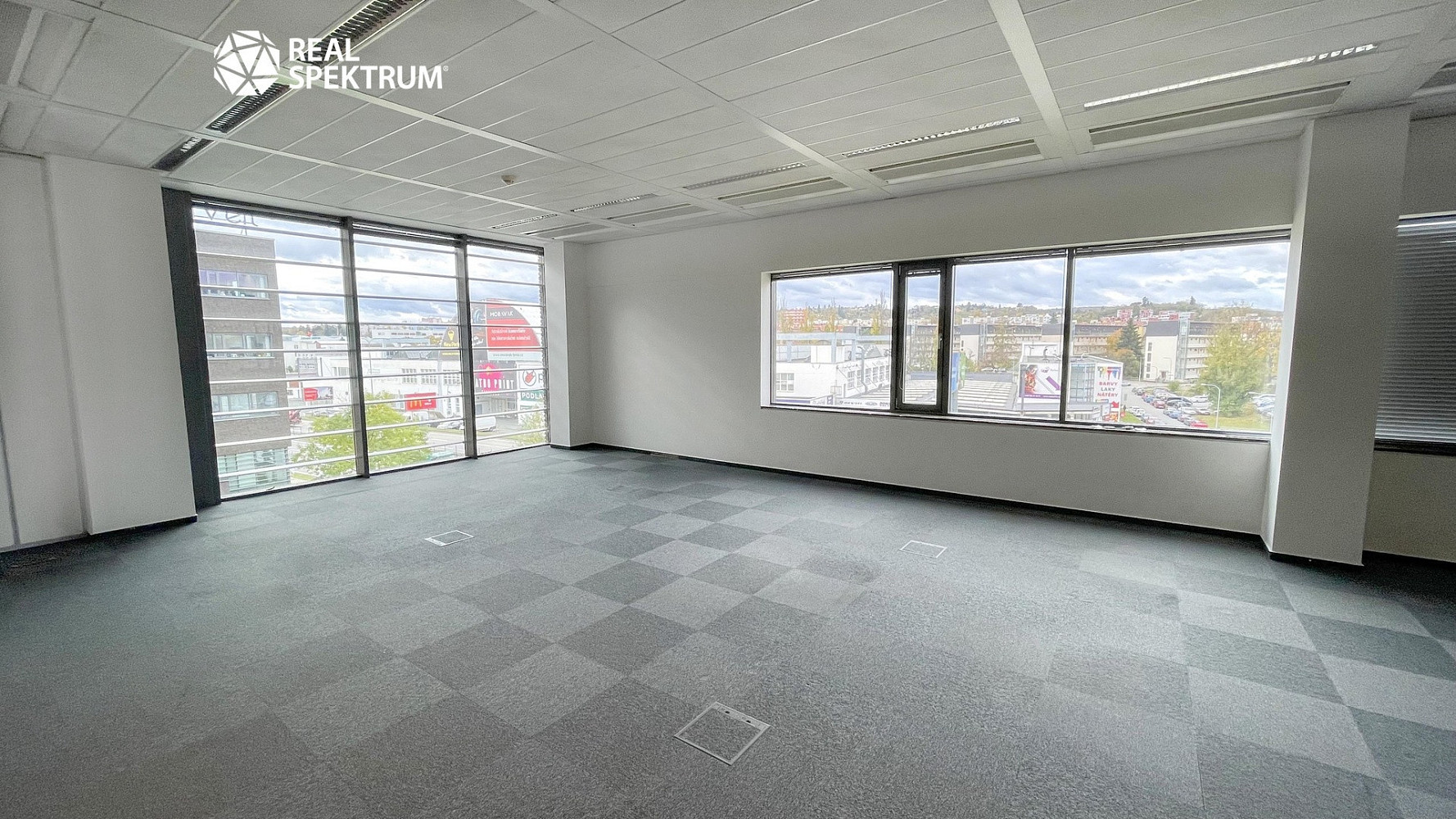 Pronájem kanceláře 872 m² – fotografie 3