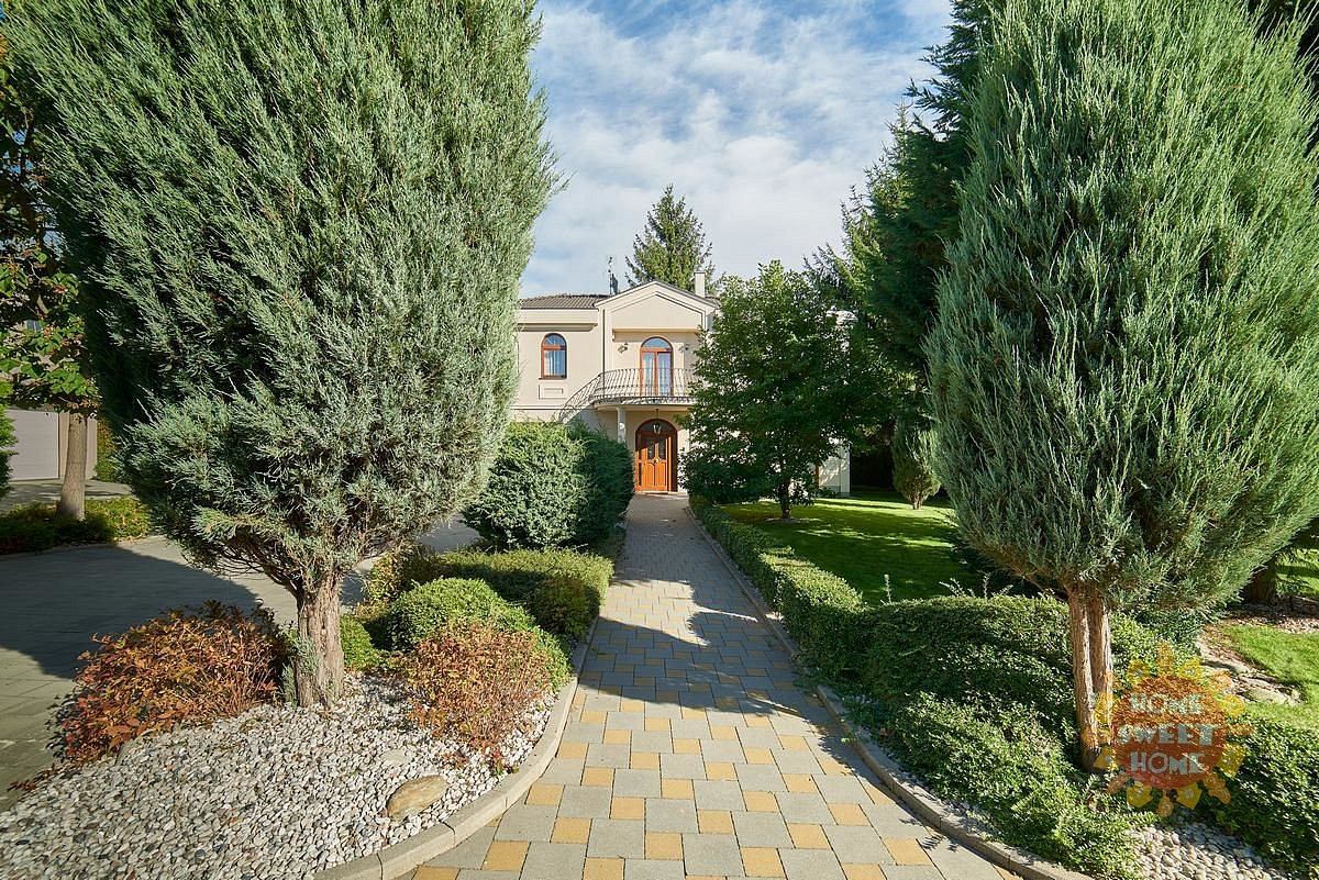 Pronájem domu 243 m² s pozemkem 380 m²