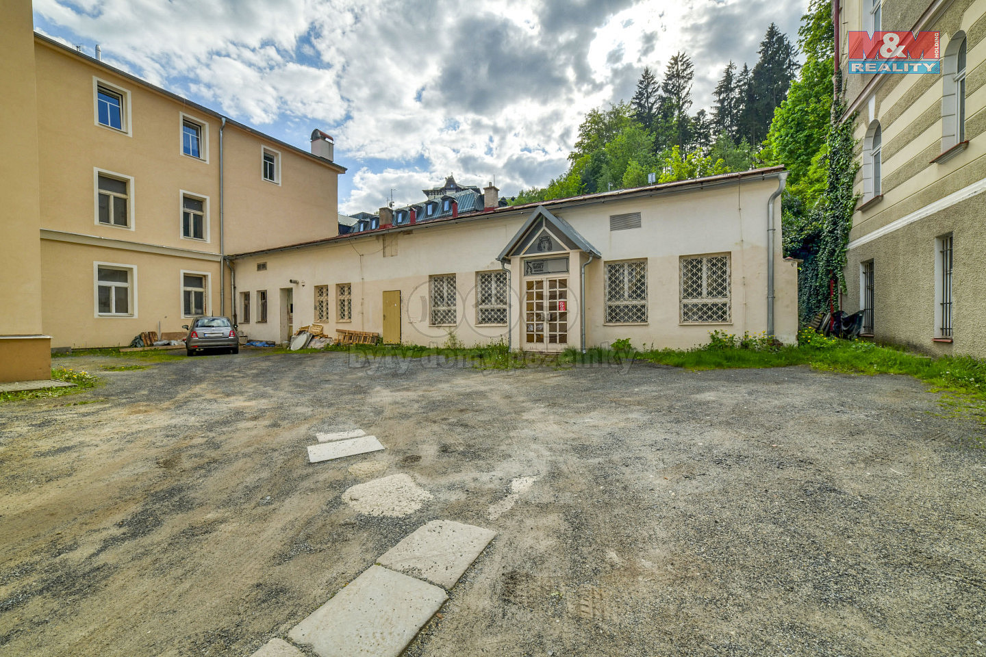 Prodej obchodních prostor 143 m²