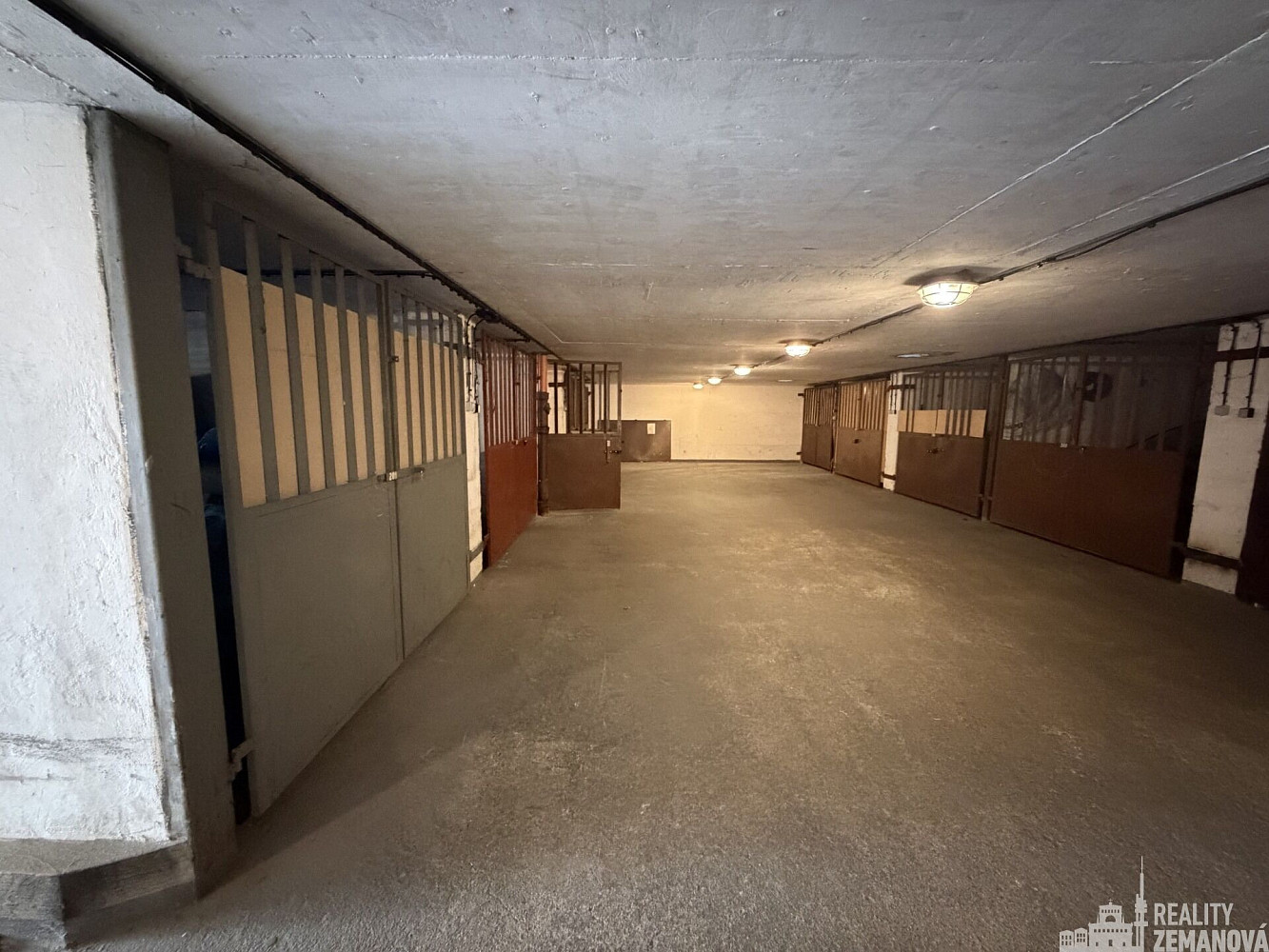 Garážové stání 16,7m2 v Podolí za vraty na dálkové ovládání. – fotografie 3