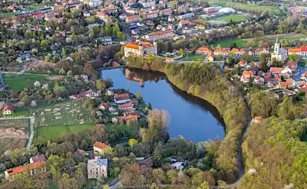 Prodej stavebního pozemku 1 923 m², Na Oboře, Mníšek pod Brdy, okres Praha-západ