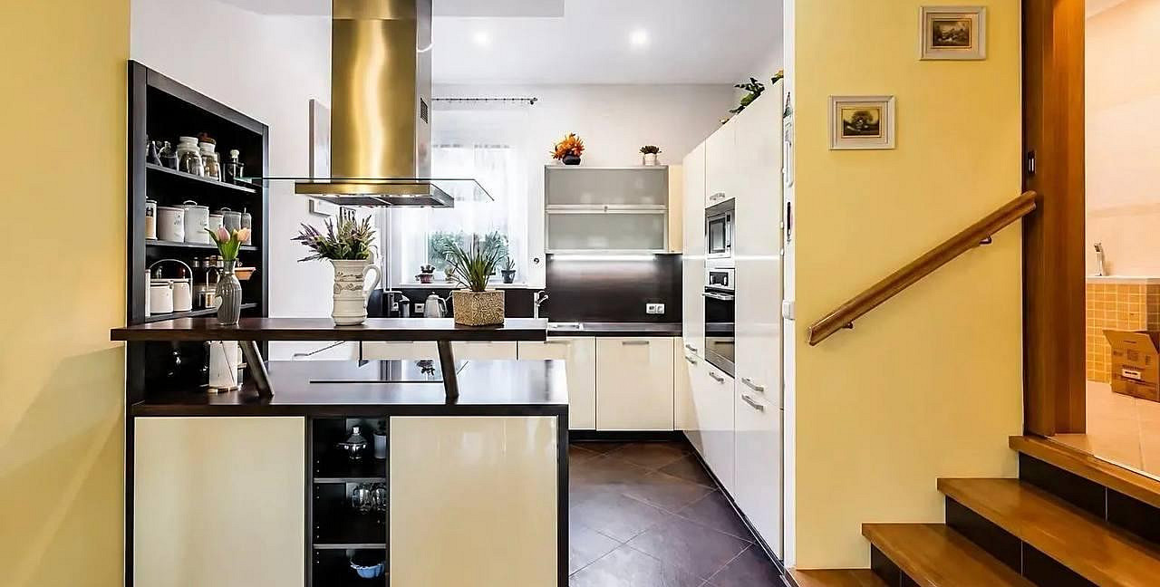 Pronájem domu 1 300 m² s pozemkem 1 022 m²