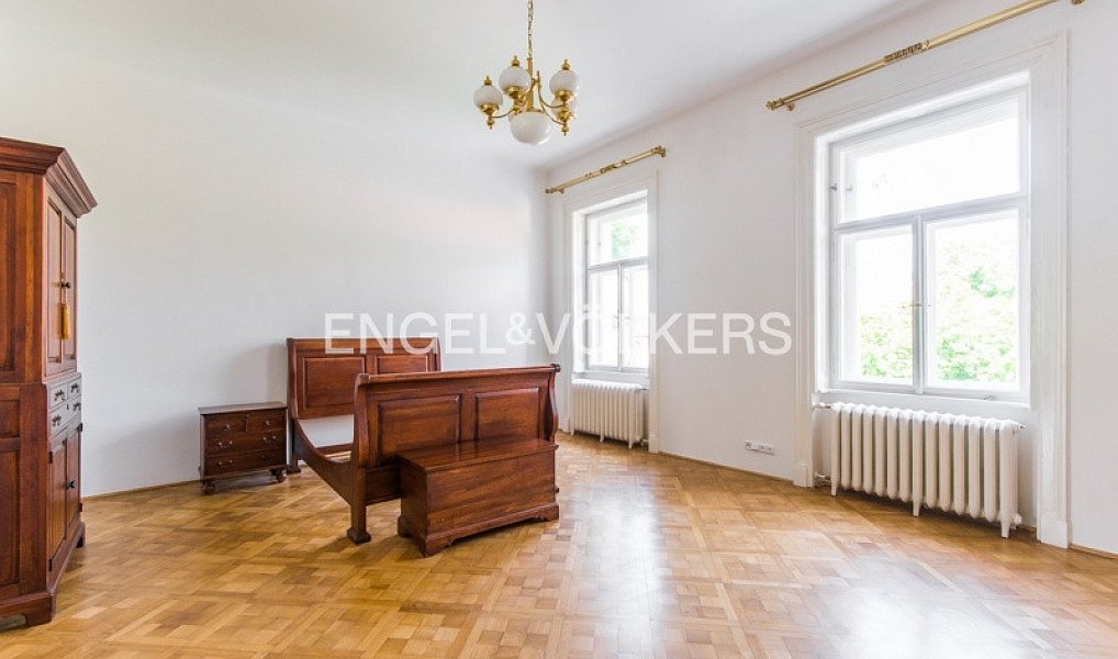 Pronájem domu 827 m² s pozemkem 7 900 m², Praha – náhled fotky 9