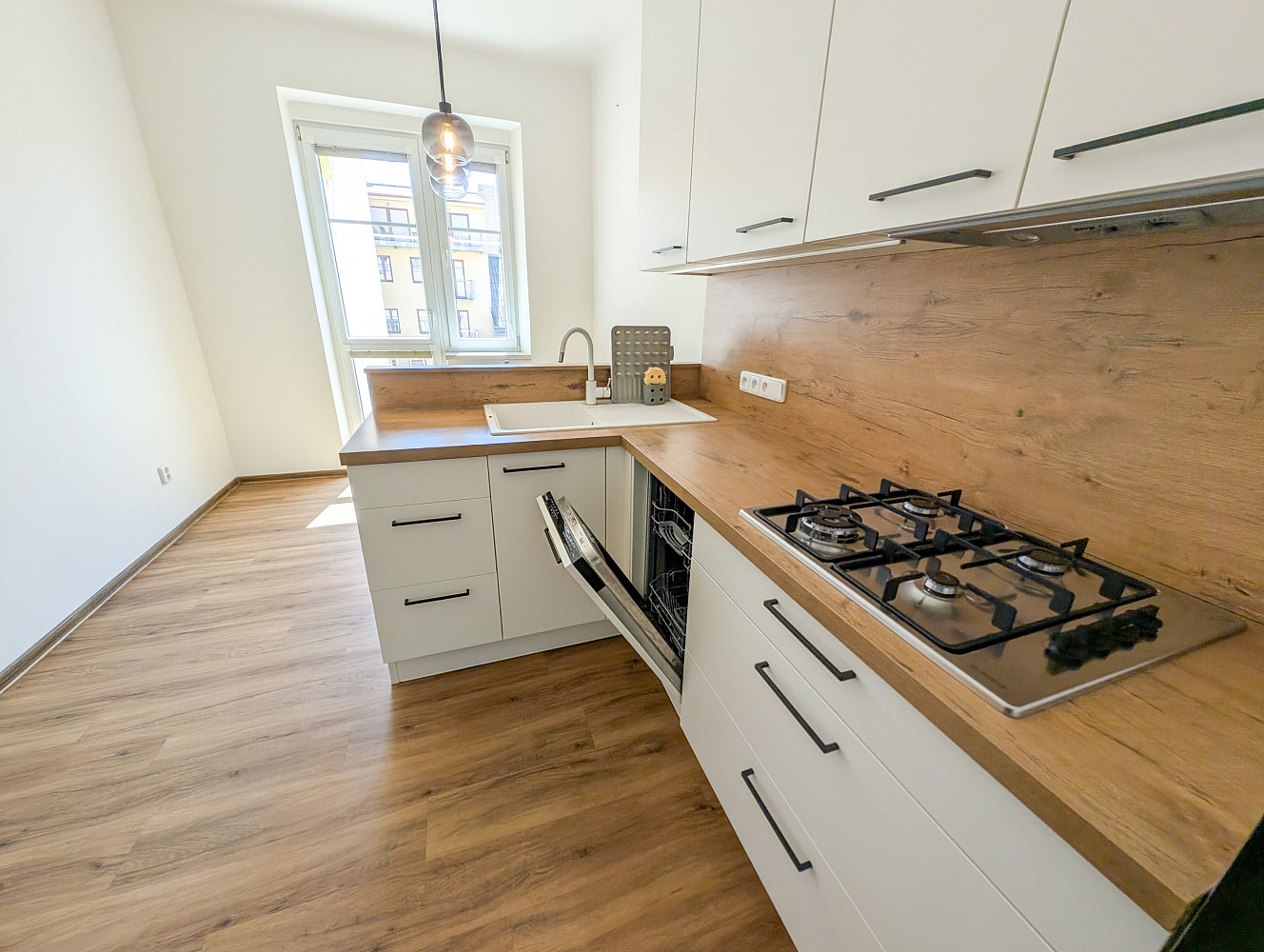 Pronájem bytu 2+kk 43 m² – pohled 2