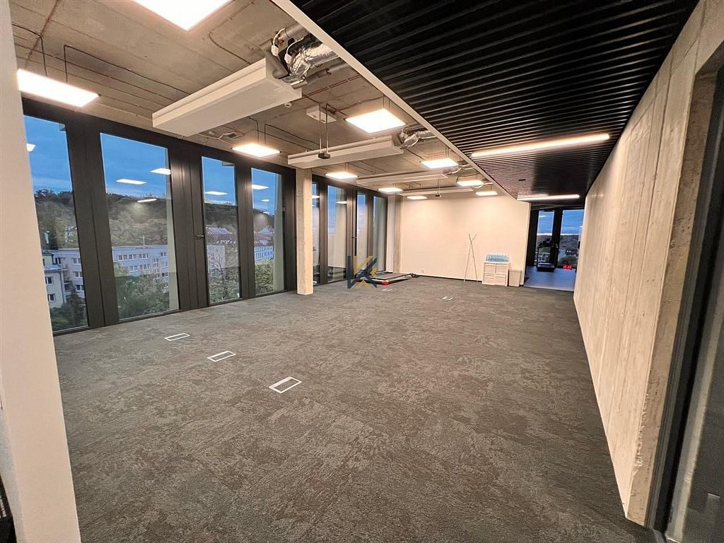 Pronájem kanceláře 300 m² — photo 4