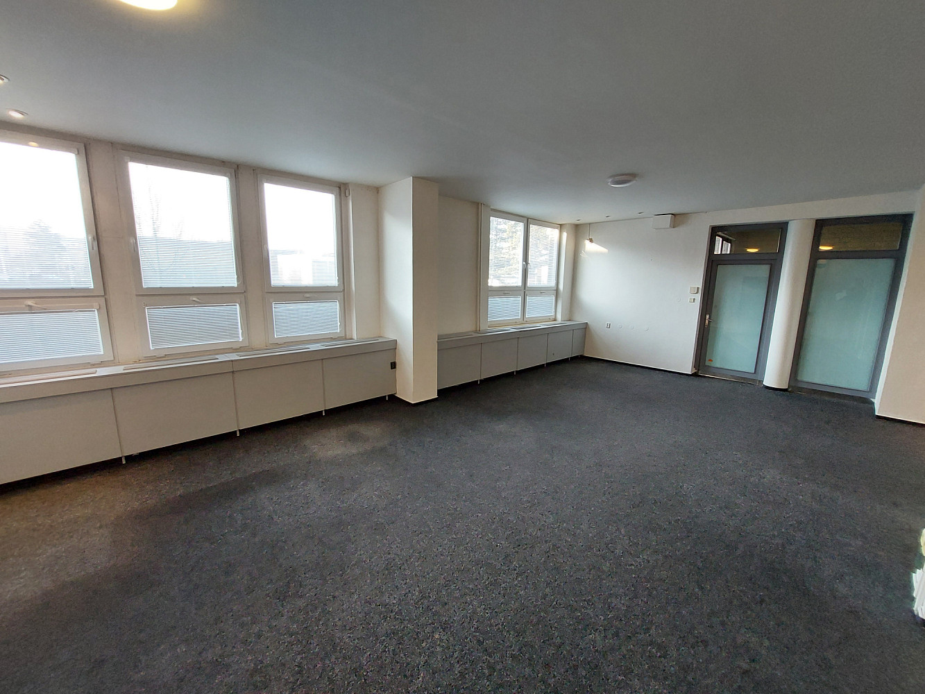 Pronájem obchodních prostor 82 m² – pohled 3