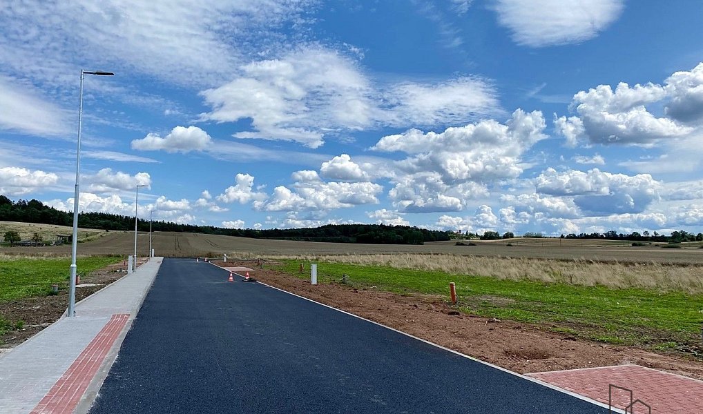 Prodej stavebního pozemku 1 002 m², Lišany – náhled fotky 2