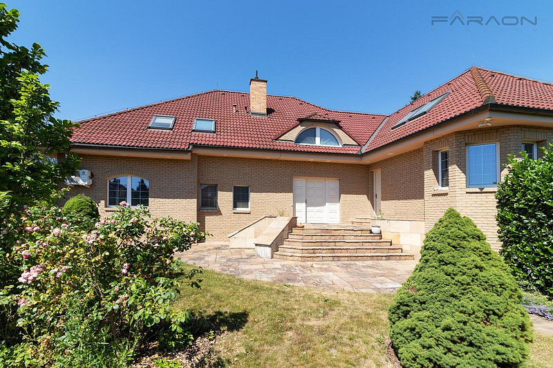 Pronájem domu 725 m² s pozemkem 2 737 m²