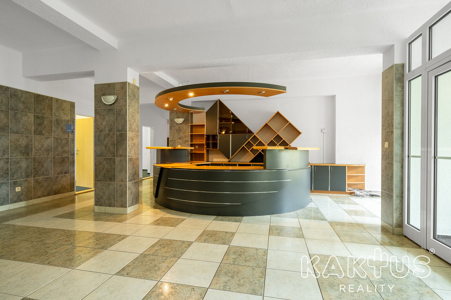 Pronájem kanceláře 377 m² – fotografie 4