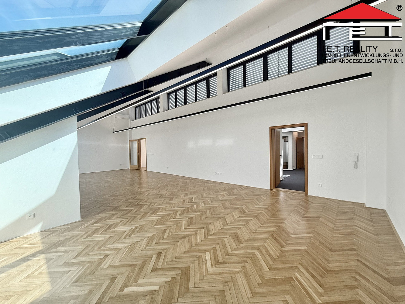 Pronájem kanceláře 196 m² – fotografie 3